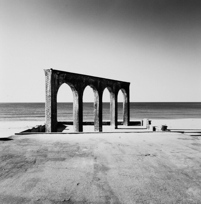 Mimmo Jodice, Marina di Licola Opera IV, 2008. Stampa su carta baritata al bromuro ai sali d’argento realizzata a mano dall’artista. VINTAGE. Napoli, Mimmo Jodice Studio ©MIMMO JODICE