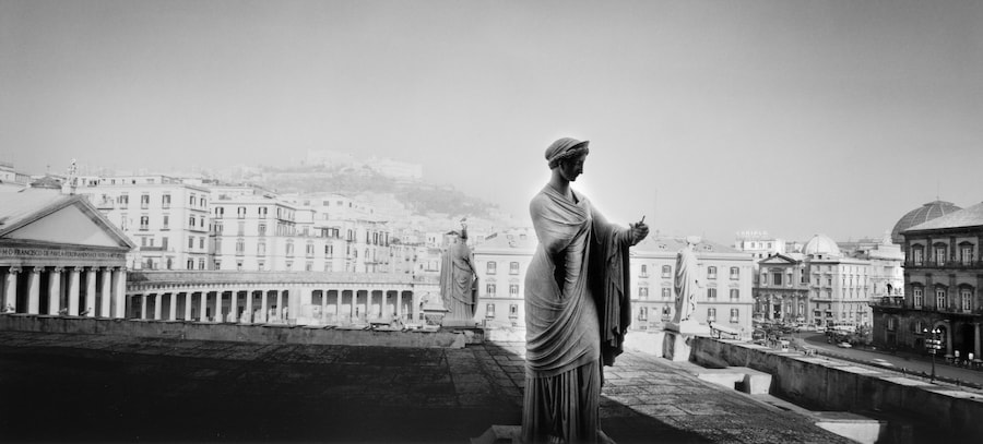 Mimmo Jodice, Napoli, La Città invisibile, Piazza del Plebiscito, 1990. Stampa su carta baritata al bromuro ai sali d’argento realizzata a mano dall’artista. VINTAGE. Napoli, Mimmo Jodice Studio ©MIMMO JODICE