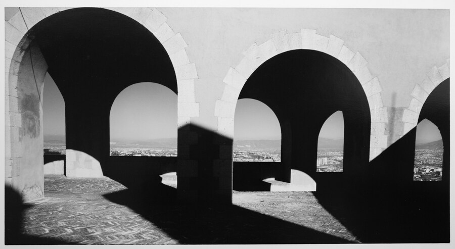 Mimmo Jodice, Napoli, La Città invisibile, Castel Sant’Elmo, 1990. Stampa su carta baritata al bromuro ai sali d’argento realizzata a mano dall’artista. VINTAGE. Napoli, Mimmo Jodice Studio ©MIMMO JODICE