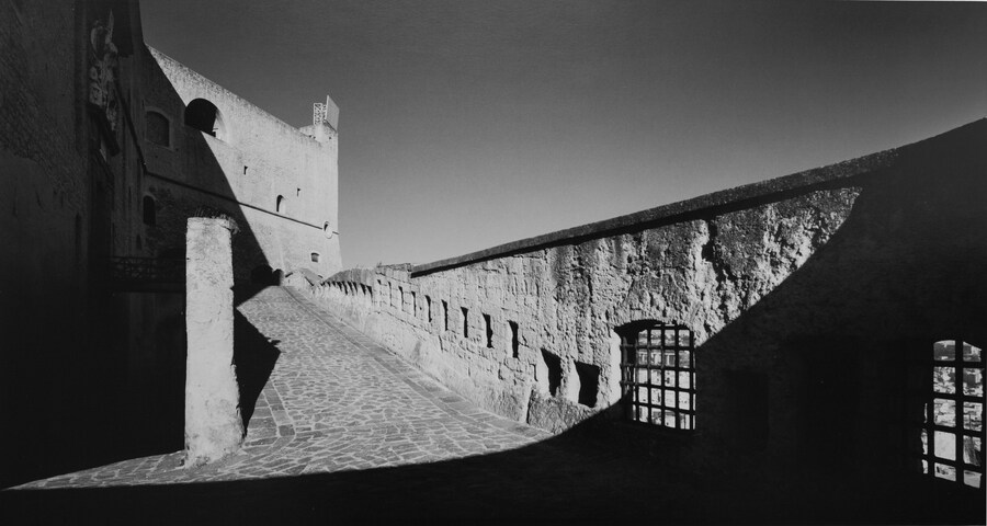 Mimmo Jodice, Napoli, La Città invisibile, Rampe di Castel Sant’Elmo, 1990. Stampa su carta baritata al bromuro ai sali d’argento realizzata a mano dall’artista. VINTAGE. Napoli, Mimmo Jodice Studio ©MIMMO JODICE