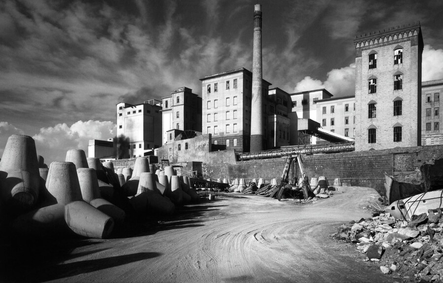 Mimmo Jodice, Napoli, La Città invisibile, Torre del Greco, 1990. Stampa su carta baritata al bromuro ai sali d’argento realizzata a mano dall’artista. VINTAGE. Napoli, Mimmo Jodice Studio ©MIMMO JODICE