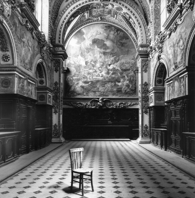 Mimmo Jodice, Napoli, San Paolo Maggiore, 1986. Stampa su carta baritata al bromuro ai sali d’argento realizzata a mano dall’artista. VINTAGE. Napoli, Mimmo Jodice Studio ©MIMMO JODICE