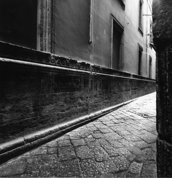 Mimmo Jodice, Napoli, Vico San Severino, 1990. Stampa su carta baritata al bromuro ai sali d’argento realizzata a mano dall’artista. VINTAGE. Napoli, Mimmo Jodice Studio ©MIMMO JODICE