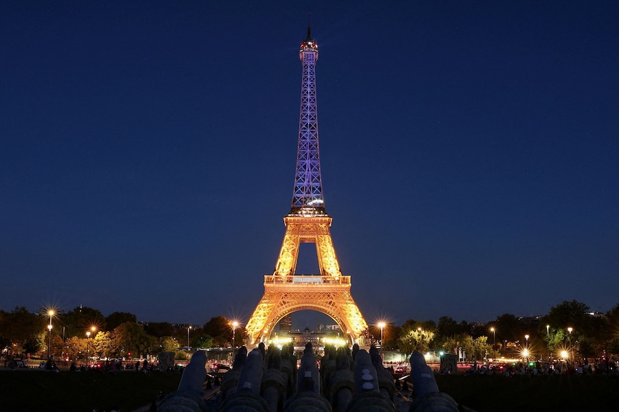 La Torre Eiffel è illuminata con i colori della bandiera ucraina in occasione della Giornata dell'indipendenza dell'Ucraina a Parigi, Francia, 24 agosto 2025. (REUTERS)