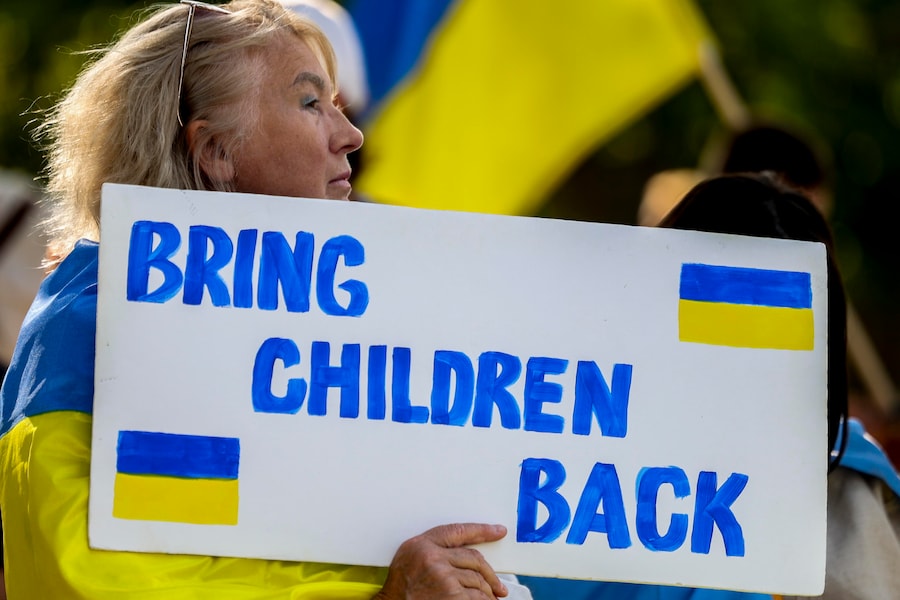 Una donna ucraina alza un cartello con la scritta "Riportate i bambini" mentre partecipa a una manifestazione per la Giornata dell'indipendenza dell'Ucraina c a Lisbona, Portogallo, 24 agosto 2025. Gli ucraini celebrano il 34° anniversario della loro indipendenza dall'Unione Sovietica nel 1991. (EPA)