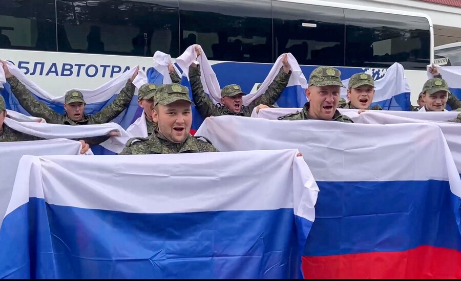 Un fermo immagine tratto da un video fornito dal servizio stampa del Ministero della Difesa russo mostra dei militari russi che festeggiano prima di salire su un autobus dopo essere stati rilasciati nell'ambito di uno scambio di prigionieri tra Russia e Ucraina, in una località non specificata della Bielorussia, 24 agosto 2025. Il Ministero della Difesa russo ha annunciato che, a seguito di un processo di negoziazione, i 146 militari russi sono stati scambiati con l'Ucraina. (EPA)