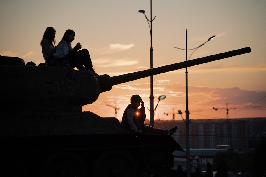 Alcuni residenti si siedono sulmonumento di un carro armato T-34 della Seconda guerra mondiale mentre celebrano la Giornata dell'indipendenza dell'Ucraina, a Kharkiv, il 24 agosto 2025. (AFP)