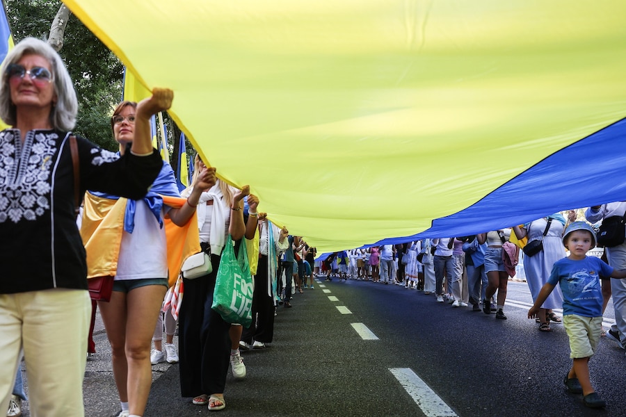 Una manifestazione in occasione della Giornata dell'indipendenza dell'Ucraina con lo slogan "Support Ukraine. Combatti come un ucraino" a Lisbona, Portogallo, 24 agosto 2025. Gli ucraini celebrano il 34° anniversario della loro indipendenza dall'Unione Sovietica nel 1991. (EPA)