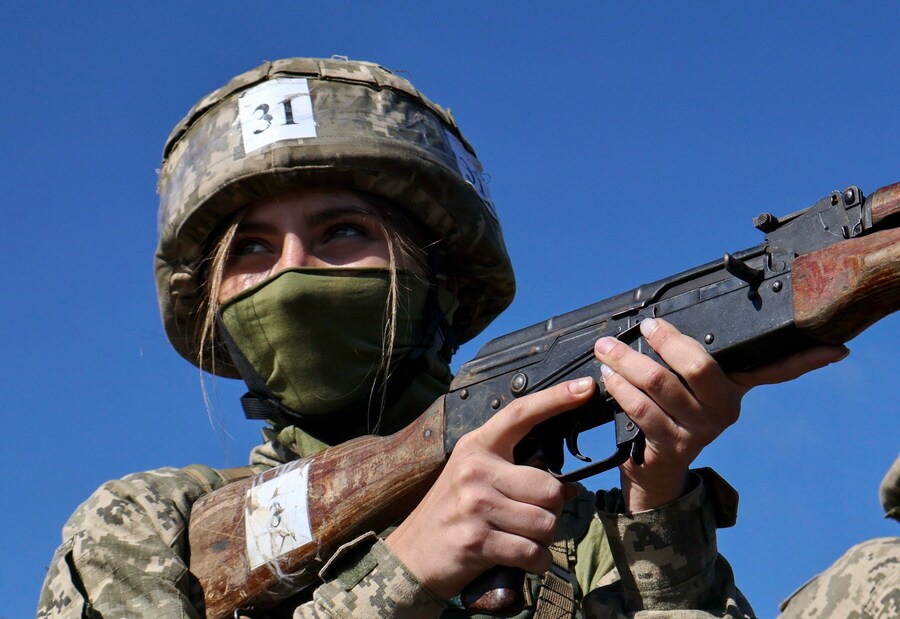 Una foto di repertorio resa disponibile dal servizio stampa della 65a Brigata meccanizzata separata delle Forze armate ucraine mostra una recluta ucraina che si esercita in una località non rivelata della regione di Zaporizhzhia, nel sud-est dell'Ucraina, il 25 agosto 2025. (EPA)