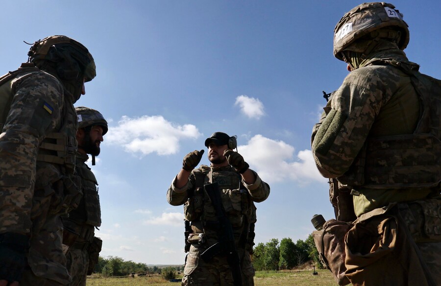 Una foto di repertorio resa disponibile dal servizio stampa della 65ª Brigata meccanizzata separata delle Forze armate ucraine mostra reclute ucraine che si esercitano in una località non rivelata della regione di Zaporizhzhia, nell'Ucraina sudorientale, il 25 agosto 2025. (EPA)
