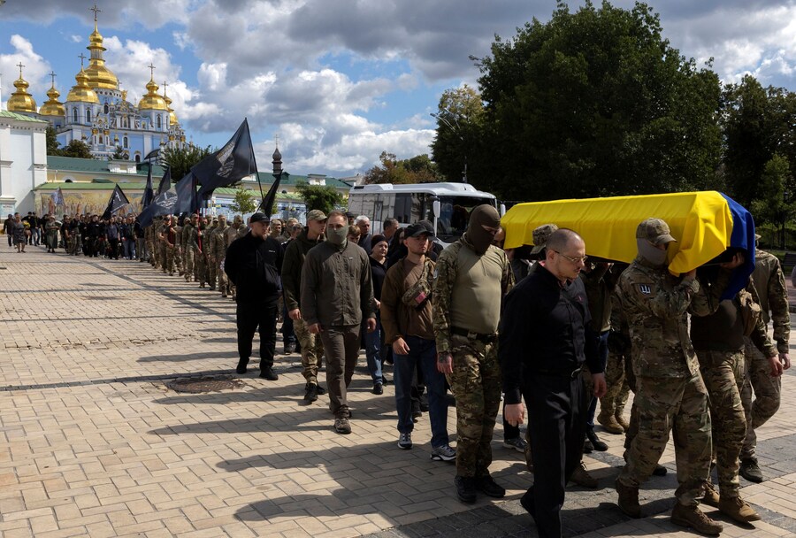 Soldati ucraini trasportano la bara del loro compagno caduto Danylo fuori dal Monastero di San Michele a Kiev, Ucraina, 25 agosto 2025. (REUTERS)