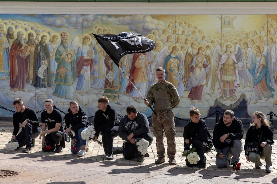 L’omaggio a un soldato ucraino caduto prima della cerimonia funebre presso il Monastero dalle cupole d'oro di San Michele, Kiev, Ucraina, 25 agosto 2025. (REUTERS)