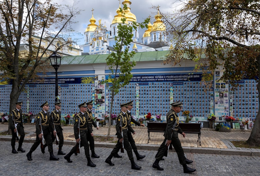 Soldati della guardia d'onore ucraina passano davanti al Monastero di San Michele a Kiev. (REUTERS)