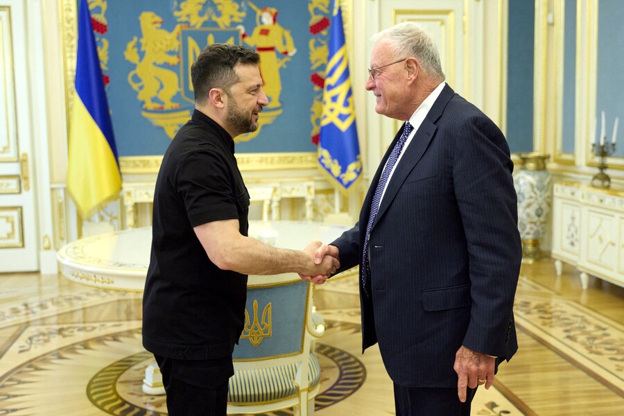 Il presidente ucraino Volodymyr Zelenskiy incontra l’inviato speciale degli Stati Uniti per l’Ucraina Keith Kellogg, 25 agosto 2025. (via REUTERS)