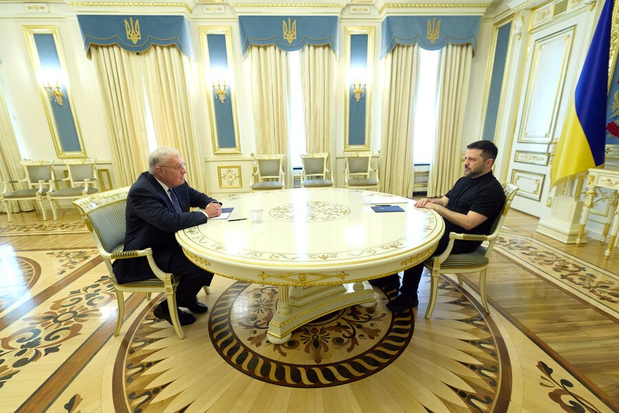 Il presidente ucraino Volodymyr Zelenskiy incontra l'inviato speciale degli Stati Uniti per l'Ucraina Keith Kellogg, 25 agosto 2025. (via REUTERS)