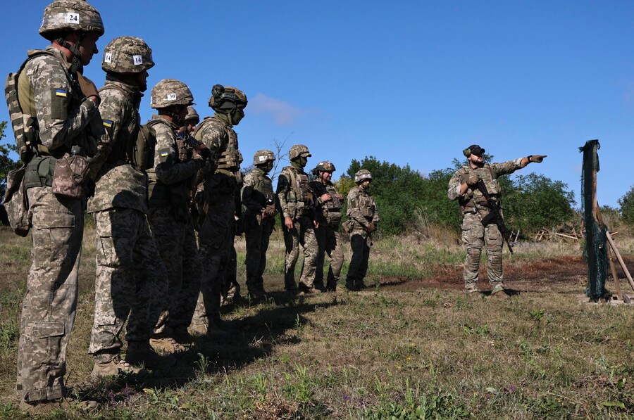 Una foto di repertorio resa disponibile dal servizio stampa della 65ª Brigata meccanizzata separata delle Forze armate ucraine mostra reclute ucraine che si esercitano in una località non rivelata della regione di Zaporizhzhia, nell’Ucraina sudorientale, il 25 agosto 2025. (EPA)