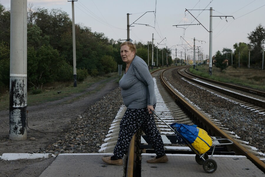 Una donna lascia la sua città natale di Kostiantynivka, luogo di pesanti battaglie con le truppe russe nella regione di Donetsk, Ucraina, domenica 24 agosto 2025. (APN)