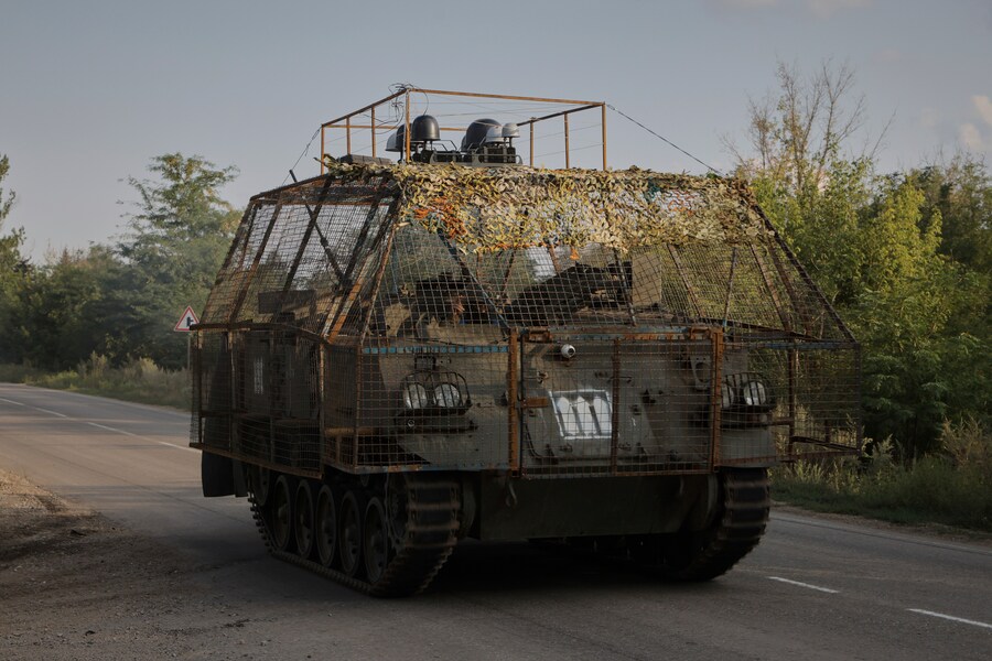 Un APC dell'esercito ucraino percorre una strada della città di Kostiantynivka, nella regione di Donetsk, Ucraina, domenica 24 agosto 2025. (APN)