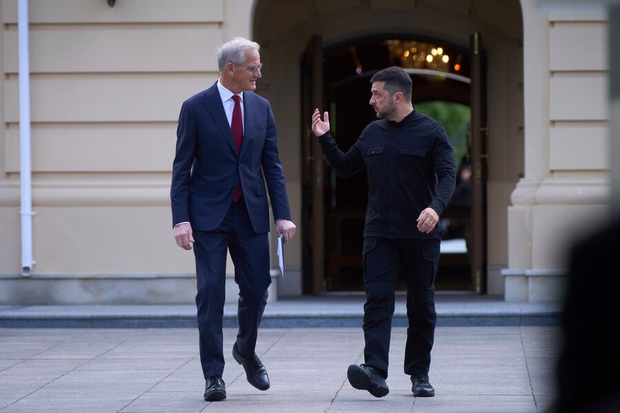 Il primo ministro norvegese Jonas Gahr Store, a sinistra, e il presidente ucraino Volodymyr Zelenskyy parlano durante il loro incontro a Kiev, Ucraina, lunedì 25 agosto 2025. (APN)