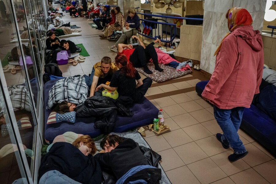 Alcuni cittadini si riparano all'interno di una stazione della metropolitana durante un attacco di missili e droni russi, Kiev, Ucraina, 28 agosto 2025. (REUTERS)