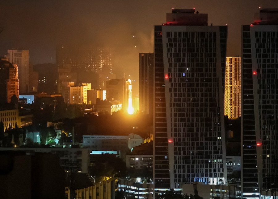 L'esplosione di un drone illumina il paesaggio urbano durante gli attacchi di droni e missili russi a Kiev, Ucraina, 28 agosto 2025. (REUTERS)
