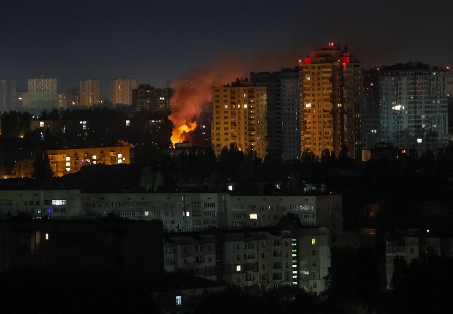 Fuoco e fumo si alzano in città dopo gli attacchi di droni e missili russi, Kyiv, Ucraina, 28 agosto 2025. (REUTERS)