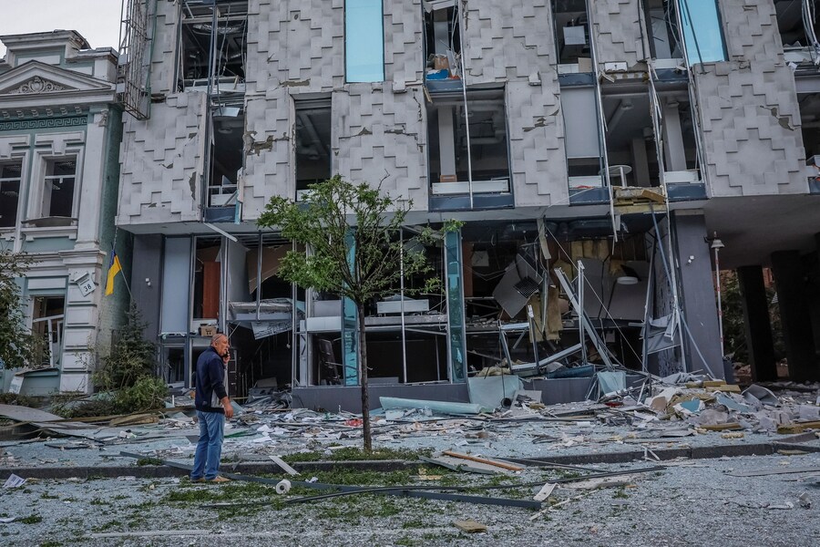 Un edificio colpito dai missili e dai droni russi, durante l'attacco della Russia all'Ucraina, a Kiev, Ucraina, 28 agosto 2025. (REUTERS)