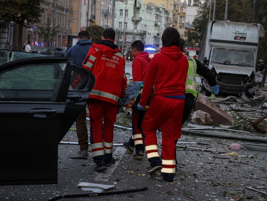 Operatori sanitari evacuano un ferito da un edificio colpito da droni e missili russi a Kiev, Ucraina, 28 agosto 2025. (REUTERS)