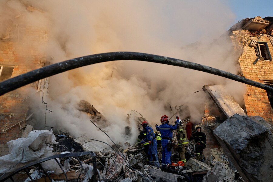Un edificio colpito da missili e droni russi a Kiev, Ucraina, 28 agosto 2025. (REUTERS)