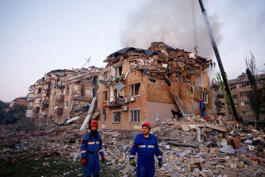 I soccorritori tra le macerie degli edifici colpito dai missili russi. Kiev, Ucraina, 28 agosto 2025. (REUTERS)
