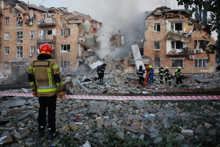 Soccorritori al lavoro in un edificio residenziale colpito da missili e droni russi a Kiev, Ucraina, 28 agosto 2025. (REUTERS)