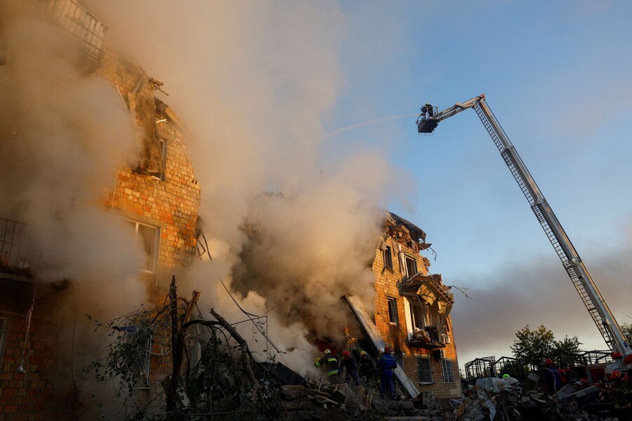 Un edificio colpito da missili e droni russi a Kiev, Ucraina, 28 agosto 2025. (REUTERS)