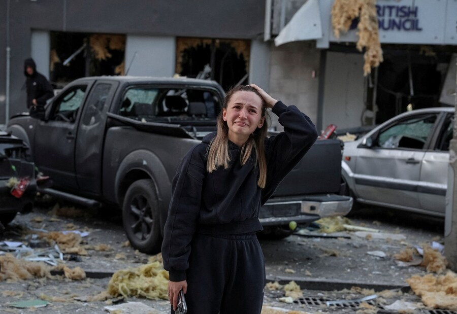 Una donna in lacrime vicino a un edificio che ospita la sede locale del British Council, dopo gli attacchi di droni e missili russi a Kiev, in Ucraina, il 28 agosto 2025. (REUTERS)