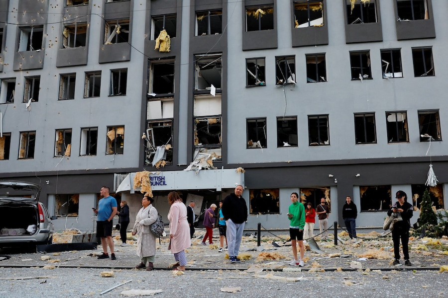 Un edificio che ospitava la sede locale del British Council dopo essere stato colpito da missili e droni russi, Kiev, Ucraina, 28 agosto 2025. (REUTERS)