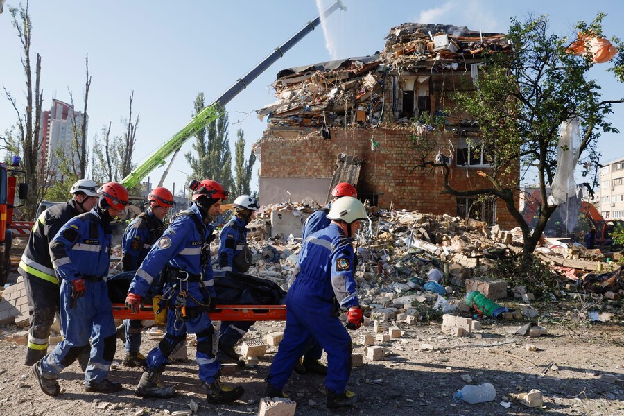 I soccorritori trasportano un ferito dopo un attacco russo con missili e droni a Kiev, Ucraina, 28 agosto 2025. (REUTERS)