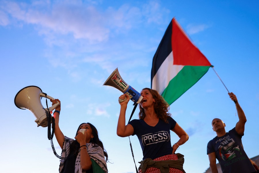 Manifestanti partecipano a una veglia e a una manifestazione in onore delle vite dei giornalisti e dei medici uccisi lunedì negli attacchi israeliani all'ospedale Nasser di Khan Younis, nel sud della Striscia di Gaza, all'esterno della Union Station di Washington, D.C., Stati Uniti, 27 agosto 2025. REUTERS/Jose Luis Gonzalez (REUTERS)