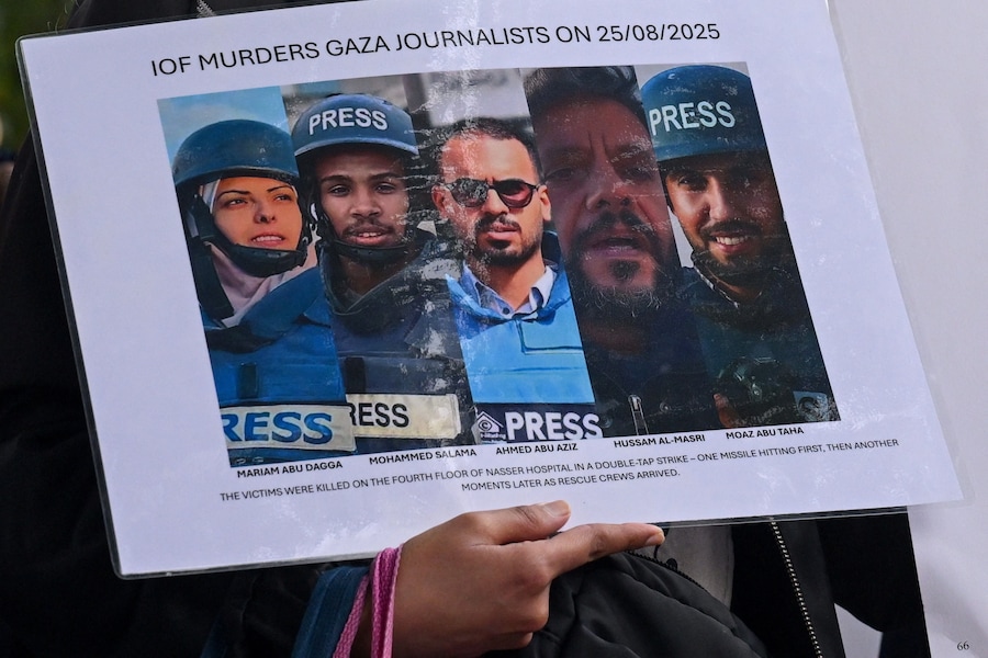 Una persona regge un cartello con le foto e i nomi dei giornalisti palestinesi uccisi negli attacchi israeliani all'ospedale Nasser il 25 agosto 2025, Mariam Abu Dagga, Mohammed Salama, Ahmed Abu Aziz, Hussam al-Masri e Moaz Abu Taha, durante una veglia davanti al numero 10 di Downing Street, organizzata dalla National Union of Journalists London Freelance Branch, per ricordare i quasi 200 giornalisti uccisi a Gaza dall'ottobre 2023, secondo il Committee to Protect Journalists, a Londra, in Gran Bretagna. REUTERS/Jaimi Joy (REUTERS)