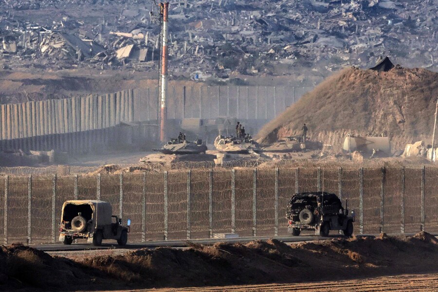 Questa foto scattata da una postazione al confine israeliano con la Striscia di Gaza mostra veicoli militari che percorrono il confine tra Israele e Gaza il 27 agosto 2025, nel contesto della guerra in corso tra Israele e il gruppo militante palestinese Hamas. Un portavoce dell'esercito israeliano ha dichiarato mercoledì che l'evacuazione di Gaza City è "inevitabile", poiché l'esercito si prepara a conquistare la città più grande del territorio palestinese. (Foto di Jack GUEZ / AFP) (AFP)