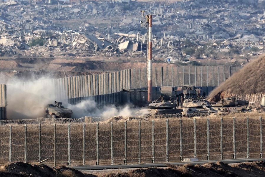 Carri armati principali dell'esercito israeliano sono posizionati al confine con la Striscia di Gaza, nel sud di Israele, il 27 agosto 2025. I militari israeliani hanno intensificato le operazioni intorno alla città di Gaza il 27 agosto, mentre il presidente Donald Trump si preparava a ospitare una riunione alla Casa Bianca sui piani postbellici per il territorio palestinese distrutto. (Foto di Jack GUEZ / AFP) (AFP)