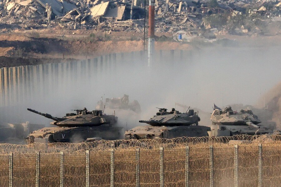 Carri armati dell'esercito israeliano si muovono lungo il confine con la Striscia di Gaza, nel sud di Israele, il 27 agosto 2025. L'esercito israeliano ha intensificato le operazioni intorno alla città di Gaza il 27 agosto, mentre il presidente Donald Trump si preparava a ospitare una riunione alla Casa Bianca sui piani postbellici per il territorio palestinese distrutto. (Foto di Jack GUEZ / AFP) (AFP)