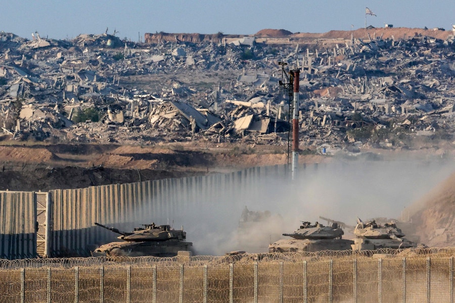 Carri armati principali dell'esercito israeliano si muovono lungo il confine con la Striscia di Gaza, nel sud di Israele, il 27 agosto 2025. L'esercito israeliano ha intensificato le operazioni intorno alla città di Gaza il 27 agosto, mentre il presidente Donald Trump si preparava a ospitare una riunione alla Casa Bianca sui piani postbellici per il territorio palestinese distrutto. (Foto di Jack GUEZ / AFP) (AFP)
