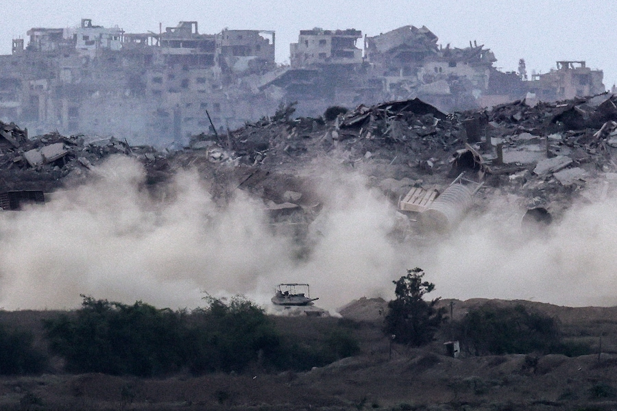 Un carro armato principale dell'esercito israeliano rotola nella Striscia di Gaza, vicino al confine con il sud di Israele, il 27 agosto 2025, nel contesto della guerra in corso tra Israele e il gruppo militante palestinese Hamas. Un portavoce dell'esercito israeliano ha dichiarato mercoledì che l'evacuazione di Gaza City è "inevitabile", poiché l'esercito si prepara a conquistare la città più grande del territorio palestinese. (Foto di Jack GUEZ / AFP) (AFP)