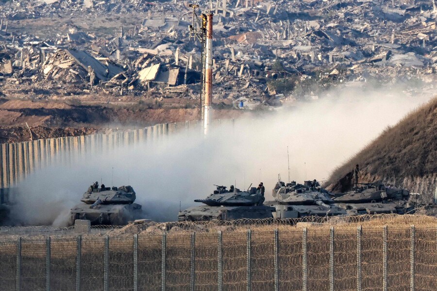 Carri armati dell'esercito israeliano si muovono lungo il confine con la Striscia di Gaza, nel sud di Israele, il 27 agosto 2025. I militari israeliani hanno intensificato le operazioni intorno alla città di Gaza il 27 agosto, mentre il presidente Donald Trump si preparava a ospitare una riunione alla Casa Bianca sui piani postbellici per il territorio palestinese distrutto. (Foto di Jack GUEZ / AFP) (AFP)
