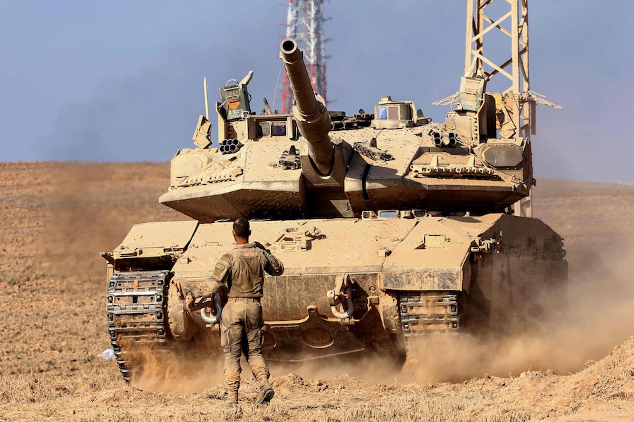 Carri armati principali dell'esercito israeliano sono posizionati al confine con la Striscia di Gaza, nel sud di Israele, il 27 agosto 2025. I militari israeliani hanno intensificato le operazioni intorno alla città di Gaza il 27 agosto, mentre il presidente Donald Trump si preparava a ospitare una riunione alla Casa Bianca sui piani postbellici per il territorio palestinese distrutto. (Foto di Jack GUEZ / AFP) (AFP)
