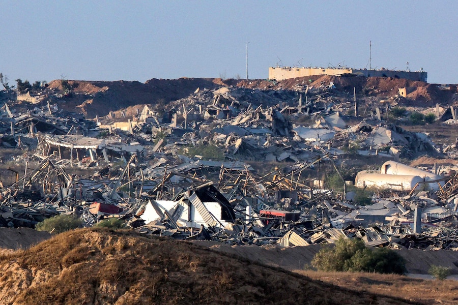 Questa foto, scattata da una postazione al confine israeliano con la Striscia di Gaza, mostra edifici distrutti nel territorio occupato il 27 agosto 2025, nell'ambito della guerra in corso tra Israele e il gruppo militante palestinese Hamas. Un portavoce dell'esercito israeliano ha dichiarato mercoledì che l'evacuazione di Gaza City è "inevitabile", poiché l'esercito si prepara a conquistare la città più grande del territorio palestinese. (Foto di Jack GUEZ / AFP) (AFP)