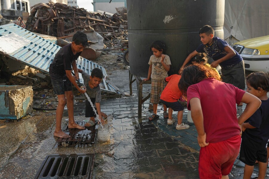 Bambini palestinesi sfollati si rinfrescano in una scuola usata come rifugio a Gaza City (Foto AP/Jehad Alshrafi) (APN)