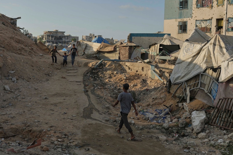 Bambini palestinesi sfollati camminano in un'area di una scuola usata come rifugio a Gaza City, mercoledì 27 agosto 2025. (Foto AP/Jehad Alshrafi) (APN)