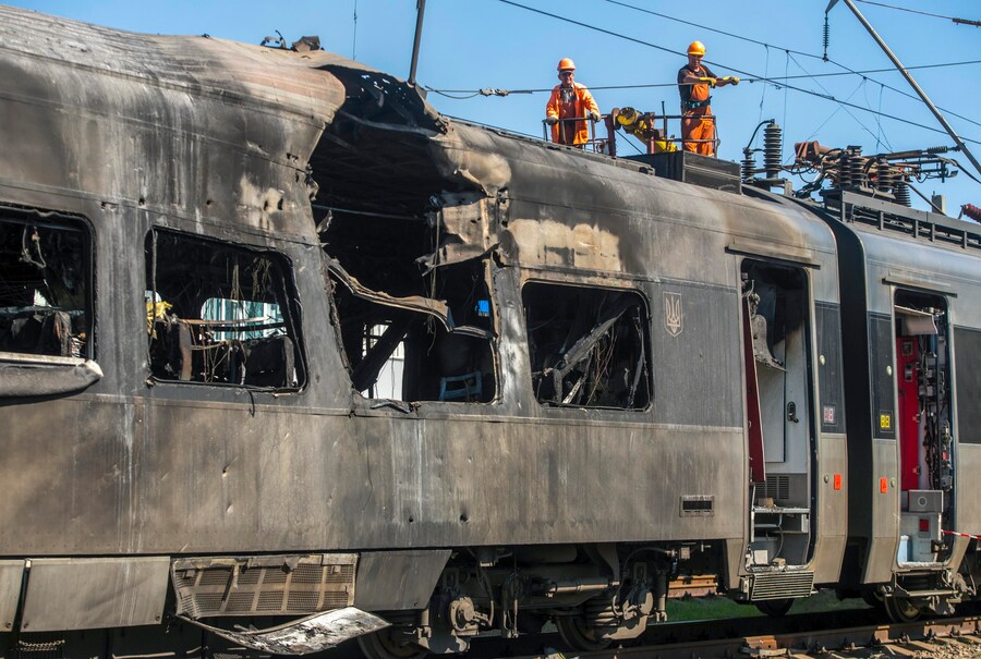 Un treno passeggeri ad alta velocità Intercity+ danneggiato in un attacco russo mattutino a Kiev, Ucraina, il 28 agosto 2025. (EPA)