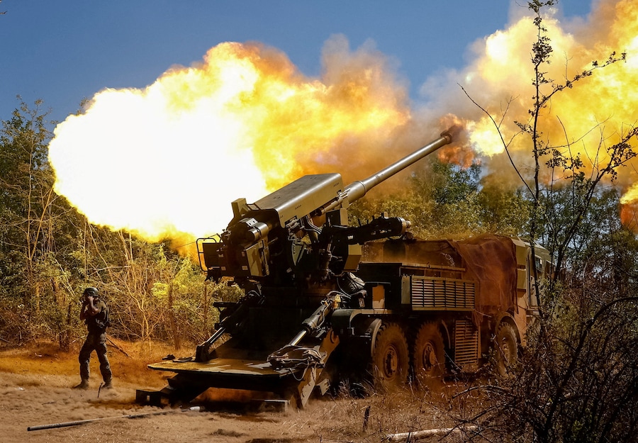 Un militare della 44a Brigata di artiglieria separata delle Forze armate ucraine spara con un obice semovente 2S22 Bohdana vicino alla linea del fronte, nella regione di Zaporizhzhia, Ucraina, 20 agosto 2025. (REUTERS)