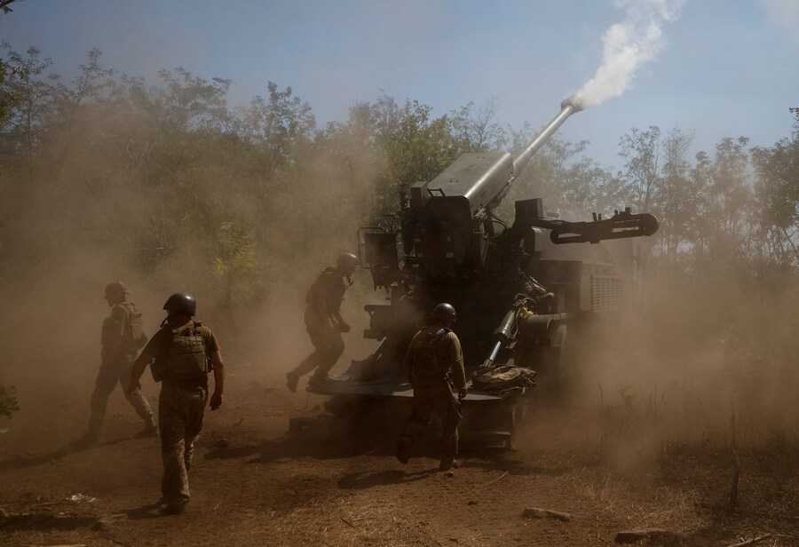Militari della 44a Brigata di artiglieria separata delle Forze armate ucraine sparano con un obice semovente 2S22 Bohdana vicino alla linea del fronte, nella regione di Zaporizhzhia, Ucraina, 20 agosto 2025. (REUTERS)